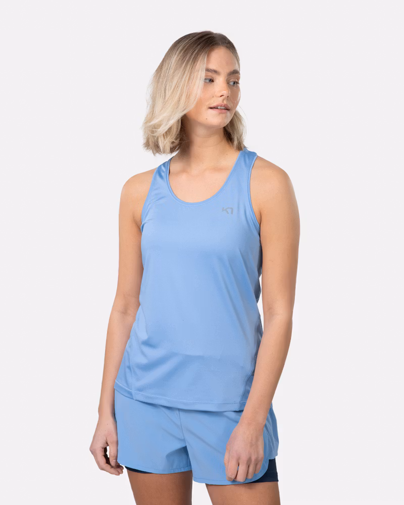 Light blue Nora 2.0 Tanktop for training model front.