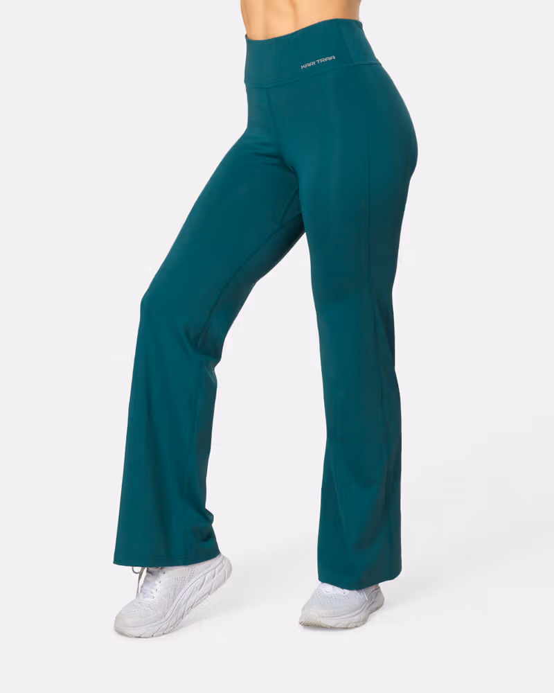 Woman wearing the peacock Kari Traa Ava Bootcut Tights, showing the 4-way stretch fabric and flattering fit.