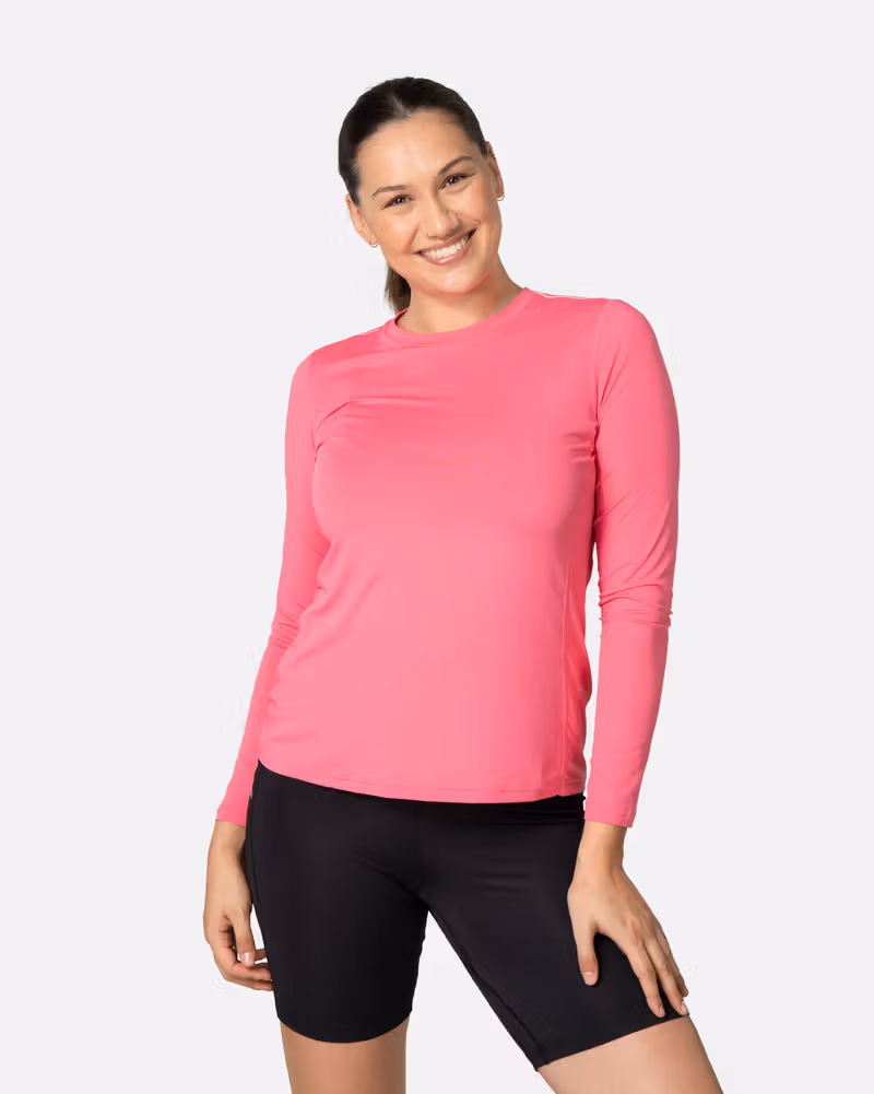 Woman wearing the bright pink Kari Traa Ava Long Sleeve, a versatile training shirt with a comfortable fit for workouts.